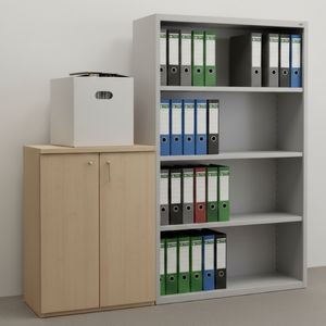 gebrauchte Umzugskartons neben Regal